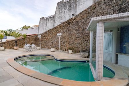 Casa de condomínio à venda com 330m², 3 quartos e 5 vagas Casa de condomínio à venda com 330m², 3 quartos e 5 vagasPiscina