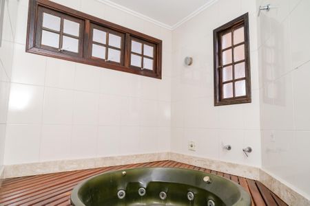 Casa de condomínio à venda com 330m², 3 quartos e 5 vagas Casa de condomínio à venda com 330m², 3 quartos e 5 vagasBanheiro da Suíte