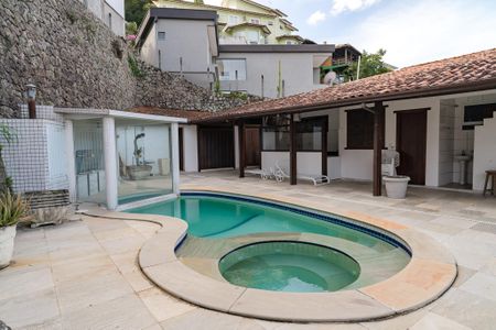 Casa de condomínio à venda com 330m², 3 quartos e 5 vagas Casa de condomínio à venda com 330m², 3 quartos e 5 vagasPiscina