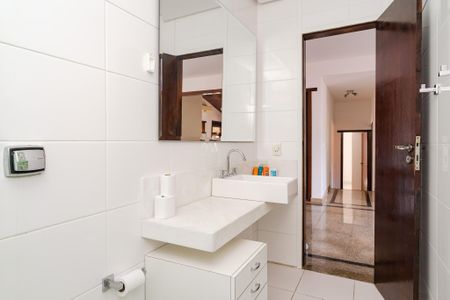 Casa de condomínio à venda com 330m², 3 quartos e 5 vagas Casa de condomínio à venda com 330m², 3 quartos e 5 vagasBanheiro Social