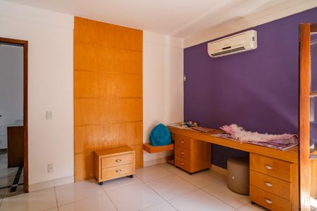 Casa de condomínio à venda com 330m², 3 quartos e 5 vagas Casa de condomínio à venda com 330m², 3 quartos e 5 vagasQuarto 2