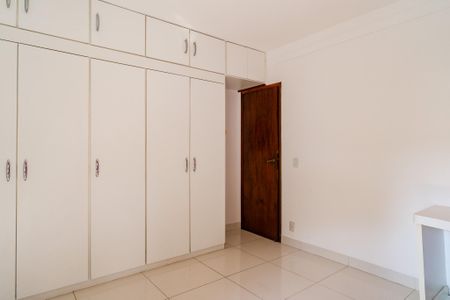 Casa de condomínio à venda com 330m², 3 quartos e 5 vagas Casa de condomínio à venda com 330m², 3 quartos e 5 vagasQuarto 1