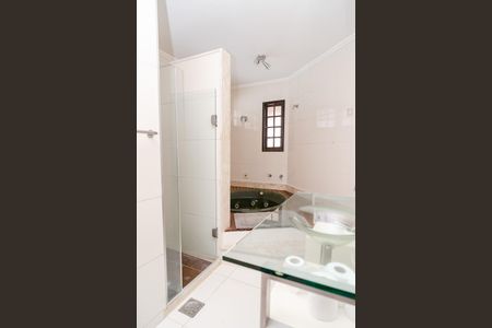 Casa de condomínio à venda com 330m², 3 quartos e 5 vagas Casa de condomínio à venda com 330m², 3 quartos e 5 vagasBanheiro da Suíte