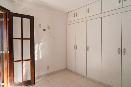 Casa de condomínio à venda com 330m², 3 quartos e 5 vagas Casa de condomínio à venda com 330m², 3 quartos e 5 vagasQuarto 1