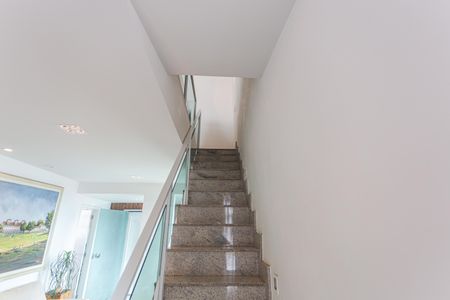 Apartamento à venda com 283m², 4 quartos e 2 vagasEscada de Acesso a Cobertura