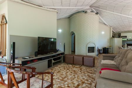 Casa de condomínio à venda com 298m², 3 quartos e 8 vagasSala de TV