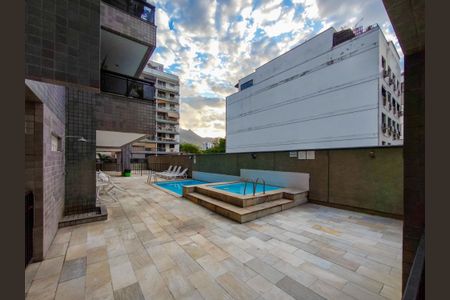 Apartamento à venda com 265m², 3 quartos e 3 vagasÁrea comum - Piscina