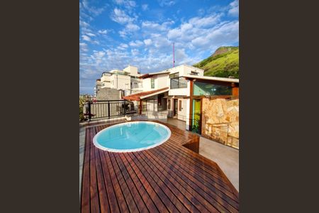 Apartamento à venda com 265m², 3 quartos e 3 vagasÁrea comum - Piscina