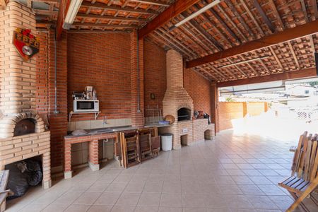 Casa à venda com 351m², 4 quartos e 2 vagas Casa à venda com 351m², 4 quartos e 2 vagasQuintal