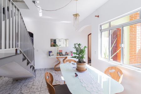 Casa à venda com 351m², 4 quartos e 2 vagas Casa à venda com 351m², 4 quartos e 2 vagasSala