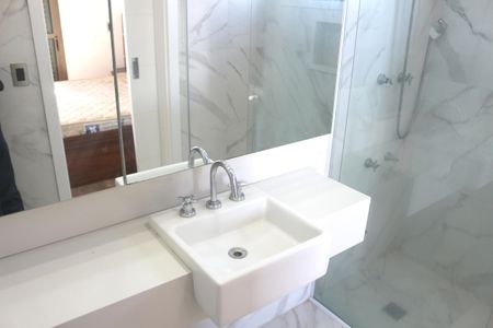 Apartamento à venda com 255m², 4 quartos e 3 vagasBanheiro da Suíte 1