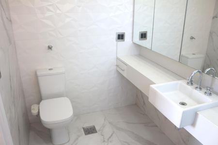 Apartamento à venda com 255m², 4 quartos e 3 vagasBanheiro da Suíte 1