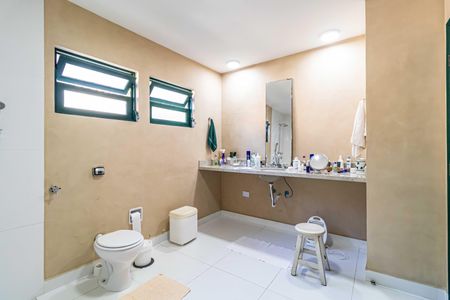 Casa à venda com 365m², 3 quartos e 4 vagas Casa à venda com 365m², 3 quartos e 4 vagasSuite - Banheiro