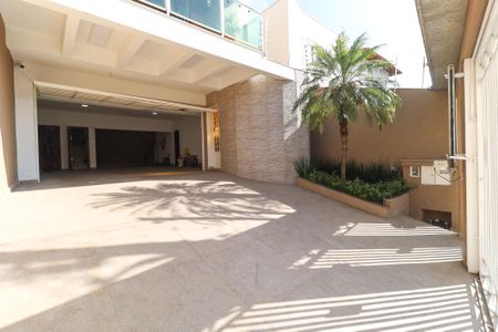 Casa à venda com 420m², 3 quartos e 5 vagas Casa à venda com 420m², 3 quartos e 5 vagasGaragem