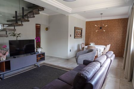 Casa para alugar com 247m², 4 quartos e 2 vagas Casa para alugar com 247m², 4 quartos e 2 vagasSala