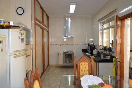 Casa à venda com 320m², 2 quartos e 10 vagasCozinha 