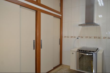 Casa à venda com 320m², 2 quartos e 10 vagasCozinha 