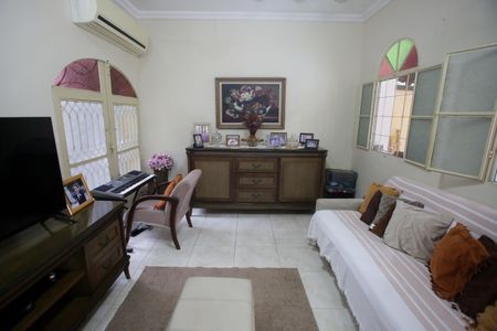 Casa à venda com 244m², 4 quartos e 3 vagas Casa à venda com 244m², 4 quartos e 3 vagasSala