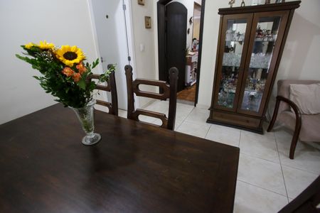 Casa à venda com 244m², 4 quartos e 3 vagas Casa à venda com 244m², 4 quartos e 3 vagasSala