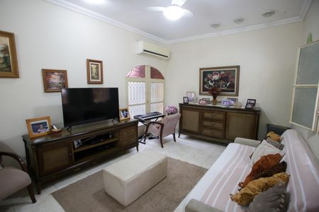 Casa à venda com 244m², 4 quartos e 3 vagas Casa à venda com 244m², 4 quartos e 3 vagasSala