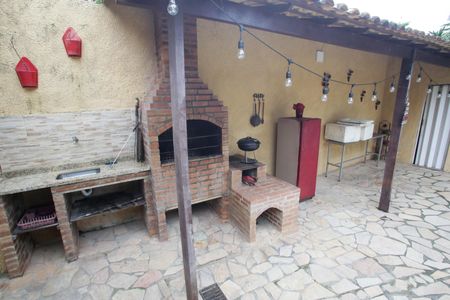 Casa à venda com 244m², 4 quartos e 3 vagas Casa à venda com 244m², 4 quartos e 3 vagasÁrea Externa