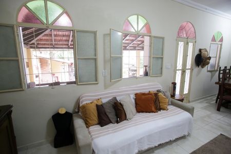 Casa à venda com 244m², 4 quartos e 3 vagas Casa à venda com 244m², 4 quartos e 3 vagasSala