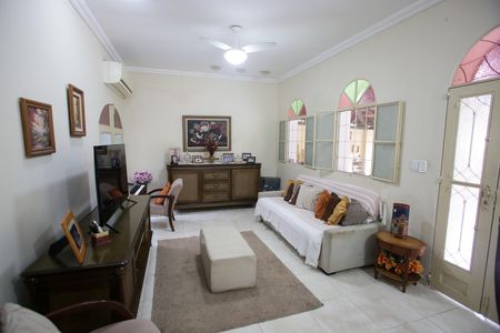 Casa à venda com 244m², 4 quartos e 3 vagas Casa à venda com 244m², 4 quartos e 3 vagasSala