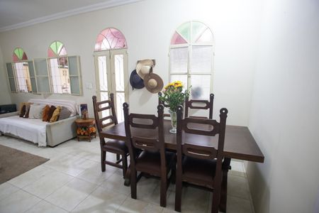 Casa à venda com 244m², 4 quartos e 3 vagas Casa à venda com 244m², 4 quartos e 3 vagasSala