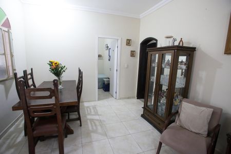 Casa à venda com 244m², 4 quartos e 3 vagas Casa à venda com 244m², 4 quartos e 3 vagasSala