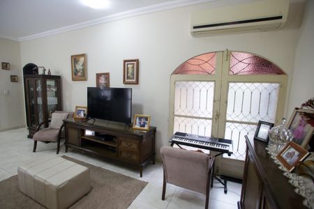 Casa à venda com 244m², 4 quartos e 3 vagas Casa à venda com 244m², 4 quartos e 3 vagasSala