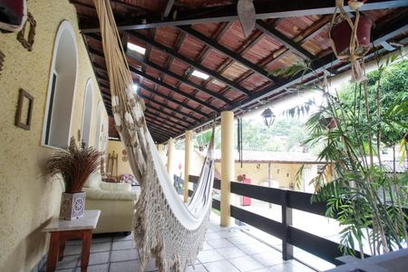 Casa à venda com 244m², 4 quartos e 3 vagas Casa à venda com 244m², 4 quartos e 3 vagasVaranda