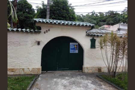 Casa à venda com 244m², 4 quartos e 3 vagas Casa à venda com 244m², 4 quartos e 3 vagasFachada