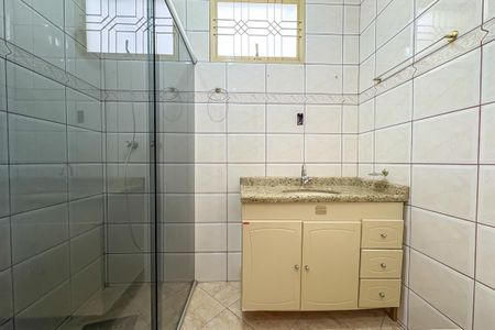 Casa à venda com 159m², 3 quartos e 3 vagasBanheiro 2