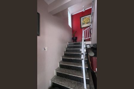 Casa para alugar com 290m², 4 quartos e 3 vagasEscadas para o 1º Piso