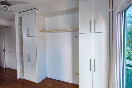 Casa de condomínio à venda com 350m², 3 quartos e 2 vagasSuíte