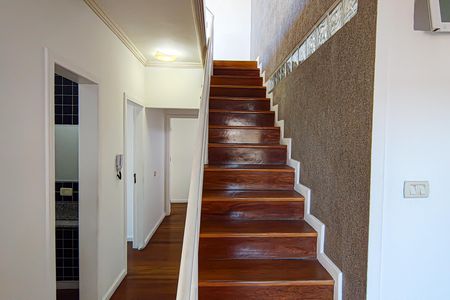 Casa de condomínio à venda com 350m², 3 quartos e 2 vagasEscada