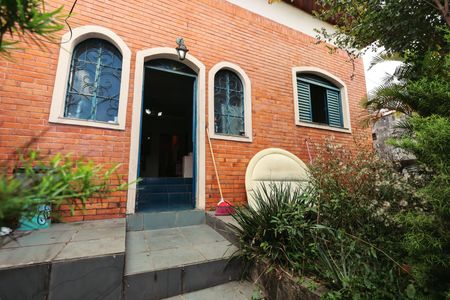 Casa à venda com 500m², 3 quartos e 4 vagas Casa à venda com 500m², 3 quartos e 4 vagasFachada