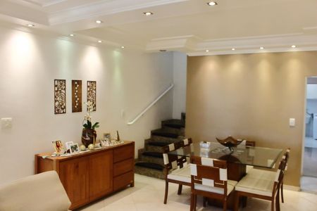 Casa à venda com 242m², 3 quartos e 3 vagasSala