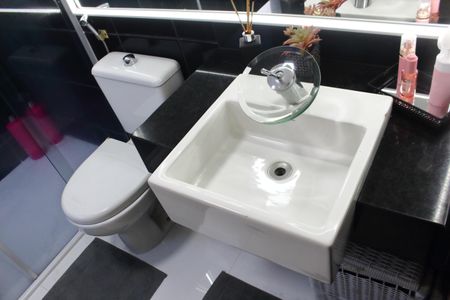 Casa à venda com 242m², 3 quartos e 3 vagasBanheiro da Suíte