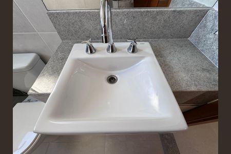 Apartamento à venda com 306m², 3 quartos e 3 vagasSuíte 1 - Banheiro