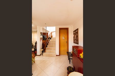 Casa de condomínio à venda com 86m², 3 quartos e 1 vagaEscada