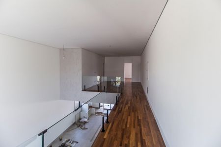 Casa à venda com 435m², 5 quartos e 4 vagas Casa à venda com 435m², 5 quartos e 4 vagasCorredor