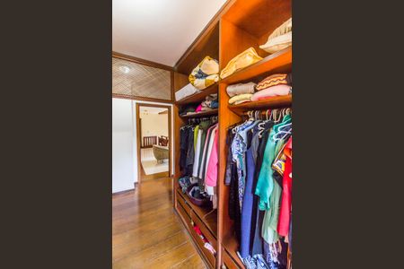 Casa à venda com 386m², 4 quartos e 4 vagasCloset da suíte