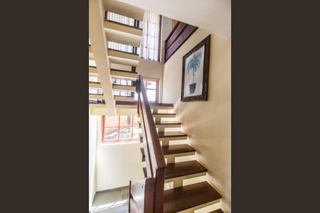 Casa à venda com 386m², 4 quartos e 4 vagasEscada