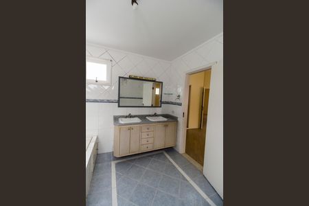 Casa à venda com 294m², 3 quartos e 2 vagasBanheiro da Suíte 