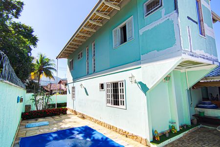 Casa de condomínio à venda com 264m², 4 quartos e 4 vagas Casa de condomínio à venda com 264m², 4 quartos e 4 vagasPiscina