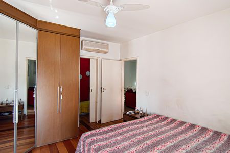 Casa de condomínio à venda com 264m², 4 quartos e 4 vagas Casa de condomínio à venda com 264m², 4 quartos e 4 vagasSuíte 2