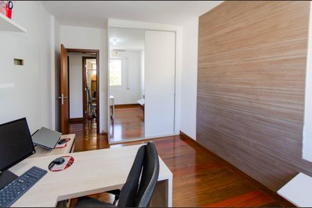 Apartamento à venda com 162m², 4 quartos e 3 vagasQuarto 2