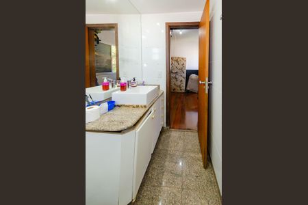 Apartamento à venda com 162m², 4 quartos e 3 vagasBanheiro suíte 1