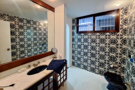 Casa à venda com 550m², 5 quartos e 2 vagasBanheiro 1